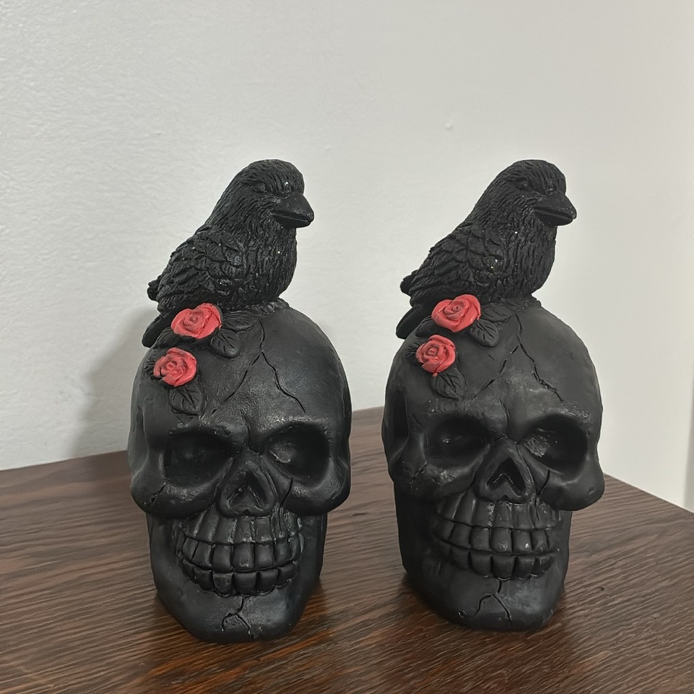 NWT- Set of 2- Glittered Raven 🐦‍⬛ on a Black Concrete Skull w/ 🌹Decorations